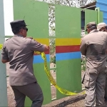 Tim Pengawas Pemkab Bangkalan saat melakukan penyegelan terhadap PT. Samudera Lautan Agung, perusahaan pemotongan kapal di Desa Tanjung Jati.