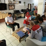 Keluarga korban tabrak lari saat menyampaikan klarifikasi ke kantor BANGSAONLINE.com didampingi tim kuasa hukum dari LBH Lira Jawa Timur.