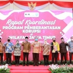 Bupatu Hendy (kelima dari kanan) bersama sejumlah kepala daerah, foto dengan Ketua KPK RI dan Gubernur Jatim.
