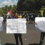 Aksi PMII saat demo menolak tambang emas. foto: detik.com