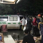 Sejumlah santri saat mendatangi pos bantuan yang didirikan warga. foto: YUNIARDI S/ BANGSAONLINE
