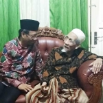 Mahfud MD bersama KH Maimoen Zubair. Foto: BANGSAONLINE.COM