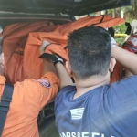 Petugas saat mengevakuasi potongan tubuh manusia di Kenpark Surabaya.