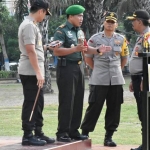 Dandim 0803/Madiun Letkol Czi Nur Alam Sucipto di sela-sela apel gelar pasukan. 