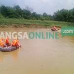 SISIR: Petugas BPBD dan Polisi sedang melakukan pencarian mayat korban yang tenggelam di kali Kening di Desa Kumpulrejo, Tuban. foto: eky nurhadi/ BANGSAONLINE