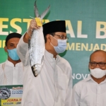 Wali Kota Pasuruan Saifullah Yusuf menunjukkan bandeng jelak super saat Festival Bandeng.