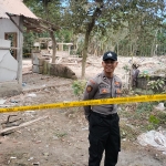 Polisi berjaga di lokasi ledakan bahan petasan Dusun Sadeng, Desa Karangbendo.
