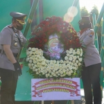 Kapolres Pasuruan AKBP Erick Frendriz saat meletakkan karangan bunga di Taman Makam Pahlawan Kecamatan Bangil.