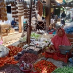 Ti Insaroh, salah satu pedagang sayur di Pasar Tradisional Pace, saat menunggu pelanggan.