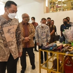 Wali Kota Surabaya, Eri Cahyadi, saat berada di Surabaya Kriya Gallery.