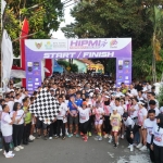 Pj Wali Kota Kediri Zanariah memberangkatkan peserta HIPMI Merdeka Fun Run. (Ist). 
