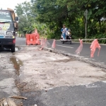 Proyek pemeliharaan berkala Jalan Ngampon - Bendo. foto: HERMAN/ BANGSAONLINE