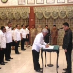 Muarib, Camat Blimbing yang baru, mewakili pejabat lainnya saat menandatangani SK pengangkatan di hadapan Wali Kota Malang HM. Anton, Senin (08/05).  foto: IWAN IRAWAN/ BANGSAONLINE