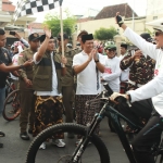 Wali Kota Pasuruan, Adi Wibowo saat melepas peserta gowes