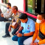 Kades Ngerong H. Jemik (tiga dari kanan) saat mendatangi Polres Pasuruan untuk melapor soal dugaan penipuan.