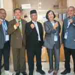 Dekan FH Uniska, Zainal Arifin (tengah) bersama Tim dari Peradi. (Ist)