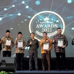 Pemkot Pasuruan saat menerima penghargaan atas inovasi internet untuk rakyat.