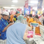 Orang tua asuh dan relawan saat membayar belanjaan di kasir Cassa 5, mall Ramayana, disaksikan Sekretaris Baznas Kota Malang, Sulton Hanafi, Kamis (7/6). Foto : IWAN I/BANGSAONLINE 