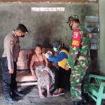 Babinsa dan Bhabinkamtibmas Desa Paras bersama petugas Puskesmas Pangkur saat melakukan vaksinasi terhadap salah satu lansia.