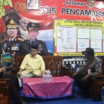 Wabup Probolinggo Drs. HA. Timbul Prihanjoko saat berbincang dengan petugas di Pos Pam Leces. foto: hms