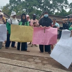 Puluhan warga dari Dusun Dukuh, Desa Jatidukuh, Kecamatan Gondang, Kabupaten Mojokerto, saat menggelar demo di balai desa setempat.