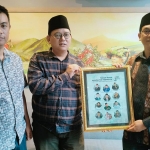 Ketua LPNU PWNU Jatim, Fauzi Priambodo (kanan) menerima apresiasi Tokoh Muda Nahdliyin Inspiratif Jawa Timur 2022 dari Forkom Jurnalis Nahdliyin. Foto: Ist.
