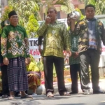 Warga NU dari Kecamatan Sugio saat orasi di depan gedung PN Lamongan.