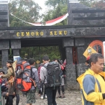Para pendaki Gunung Lawu yang melewati jalur Pos Cemoro Sewu.