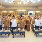 Mensos bersama Bupati Gresik didampingi wakilnya saat menghadiri sosialisasi penerapan DTSEN. Foto: Ist