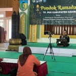 Ketua Komisi Fatwa MUI Kabupaten Kediri Dr. Masyari Masduqi saat menyampaikan tausiah di hadapan peserta pondok Ramadan di Pendopo Panjalu Jayati. (foto: ist)