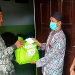 Yayasan Guru Bansa saat menyerahkan kado Ramadan kepada salah satu guru ngaji kampung (kiri). (foto: ist)