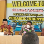 Anggota Komisi B DPRD Jatim melakukan kunker di Kota Malang untuk pengecekan kesiapan pelaku UMKM di Jatim memenuhi sertifikasi mutu dan halal. foto: DIDI ROSADI/BANGSAONLINE