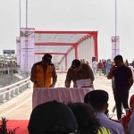 Bupati Kediri, Hanindhito Himanan Pramana, saat menandatangani berita acara peresmian Jembatan Jongbiru. Foto: Ist