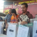 AS Tersangka pencabulan saat dirilis di Mapolda Jatim. foto: ANATASIA/ BANGSAONLINE