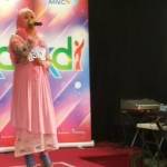 AUDISI. Peserta audisi asal Banyuwangi, Dewi Anisa yang merupakan pegawai Dinas Perhubungan menyanyikan lagu Keramat. foto : nisa/BangsaOnline.com
