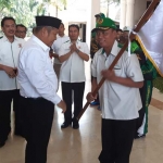 SIMBOLIS: Bupati Saiful Ilah memberangkatkan Kontingen Sidoarjo untuk Porprov VI Jatim 2019. foto: MUSTAIN/ BANGSAONLINE