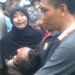 Salah satu warga yang pingsan segera digotong untuk diberikan pertolongan saat berusaha mempertahankan waduk Sepat. (Rusmiyanto/BANGSAONLINE)