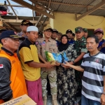 Bupati Pamekasan Baddrut Tamam bersama Kapolres dan Dandim 0826/ Pamekasan saat memberikan bantuan terhadap korban angin puting beliung. 
