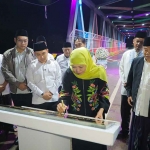 Gubernur Khofifah turut didampingi Pengasuh sekaligus pendiri PP Amanatul Ummah, Kiai Asep Saifuddin Chalim, dan Bupati Mojokerto Muhammad Al Barra (Gus Barra). (Ist)