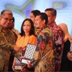 Sekretaris Perusahaan PG Yusuf Wibisono menerima penghargaan SRA 2017. foto: Syuhud A/BANGSAONLINE