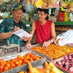 Petugas dari BPS Kota Kediri saat mengecek harga komoditi di pasar tradisional. Foto: Ist