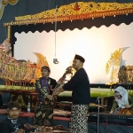 Bupati Ngawi saat membuka acara dengan menyerahkan wayang kulit.