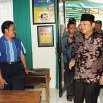 POLINDES TERBAIK: Bupati Sidoarjo H Saiful Ilah meninjau ruangan Polindes Melati Desa Banjarpanji Kecamatan Tanggulangin, Minggu (21/8). foto: MUSTAIN/ BANGSAONLINE.com
