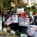 
Warga Desa Gintungan saat melakukan demo di Kejaksaan Negeri Lamongan.
