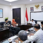Khofifah bersama tim saat berkunjung ke Kantor Istana Wakil Presiden RI di Jakarta Pusat pada Jumat (17/1) siang.