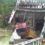 Dua truk yang terjatuh di Sungai Bengawan Solo akibat ambrolnya Jembatan Babat. foto: Gunawan/ Bangsaonline.com