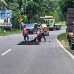 Kegiatan rutin penambalan badan jalan yang rusak.