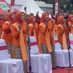 Paduan suara dari Perumda Tirta Kanjuruhan saat memeriahkan HUT ke-1263 Kabupaten Malang.