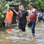 Pj Gubernur Jawa Timur, Adhy Karyono saat meninjau lokasi banjir di perumahan Pepelegi Indah Sidoarjo