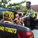 Tim gabungan melakukan razia sejumlah orang gila di wilayah Kabupaten Blitar.